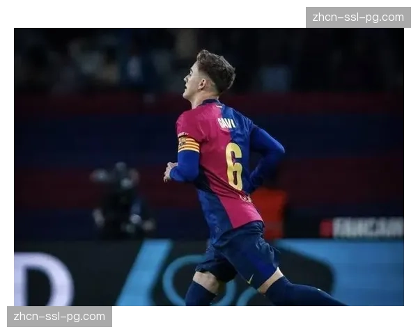 聚焦：从医院归来，巴萨小将加维在看台上为队友鼓掌